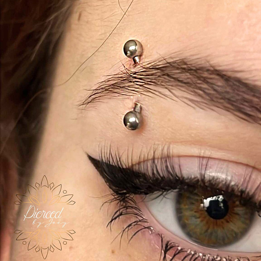 wenkbrauw piercing